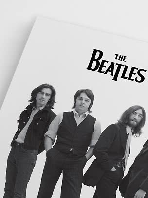 Sort-hvid plakat med The Beatles, hvor tre medlemmer ses under bandnavnet