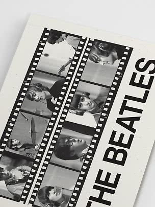 Affiche noir et blanc des Beatles avec photos façon pellicule et grand texte latéral