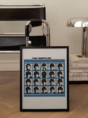 Poster incorniciato The Beatles A Hard Day’s Night appoggiato a terra in soggiorno moderno