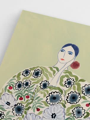 Illustration d’une femme aux cheveux foncés parmi des fleurs bleues et des feuilles vertes sur fond vert pâle