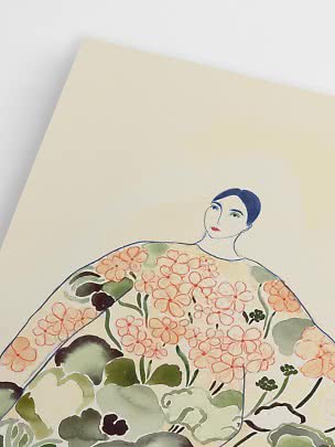 Illustration af kvinde i stor blomsterkjole med lyserøde blomster og grønne blade
