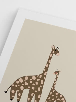 Illustration von zwei braun-beigen Giraffen auf hellem Hintergrund