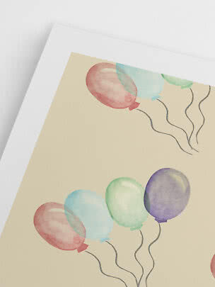 Poster ad acquerello con palloncini colorati su sfondo giallo chiaro