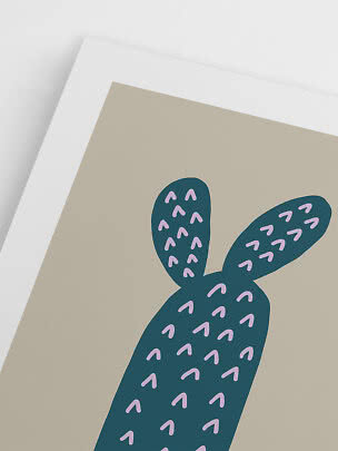 Minimalistische poster met blauwgroene cactus en roze details op beige achtergrond