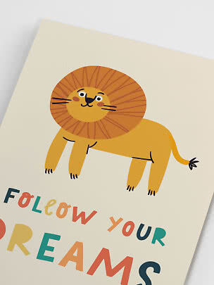 Poster per bambini con simpatico leone illustrato e testo colorato su sfondo chiaro