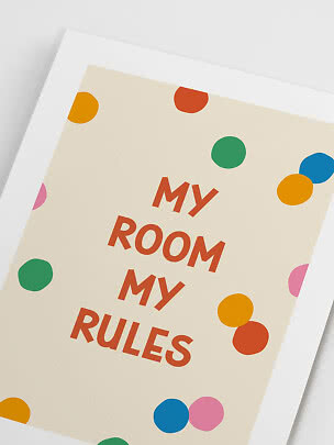 Poster mit dem Schriftzug „My Room My Rules“ in Orange und bunten Punkten auf cremefarbenem Grund