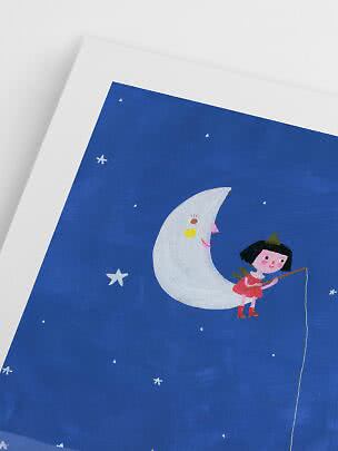 Illustrazione di una bambina con canna da pesca seduta su una luna crescente nel cielo stellato blu