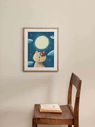 Poster incorniciato con gatto illustrato sotto una grande luna piena nel cielo notturno blu
