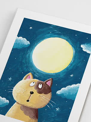 Dipinto di un dolce gatto sotto una grande luna gialla in un cielo notturno blu con nuvole