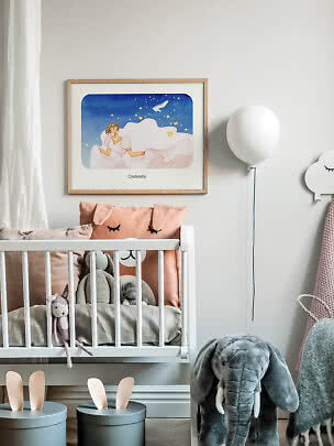 Affiche encadrée de Cendrillon au-dessus d’un lit bébé blanc dans une chambre d’enfant