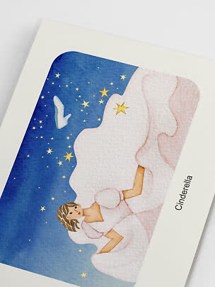 Illustration de Cendrillon en robe rose parmi des nuages et des étoiles sur fond bleu foncé
