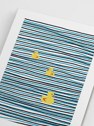 Stampa grafica con tre paperelle gialle su righe ondulate nere e blu