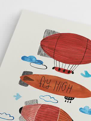 Illustration mit roten und orangefarbenen Luftschiffen, blauen Wolken und dem Text „FLY HIGH“