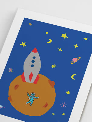 Farverig rumplakat med raket og astronaut på en orange planet mod blå stjernehimmel