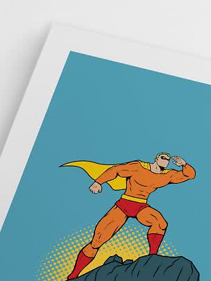 Illustration eines Superhelden im orangefarbenen Anzug mit gelbem Umhang auf einem Felsen
