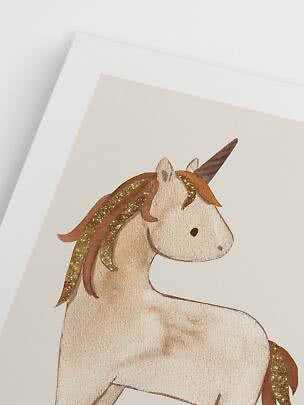 Närbild av poster med enhörning i beige toner och glittrande gyllene man