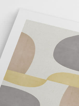 Abstrakt plakat med organiske former i beige, grå og gul på hvid baggrund