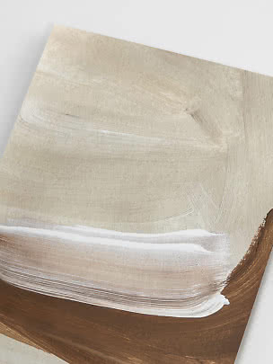Abstrakt maleri i beige, hvid og brun med brede, buede penselstrøg