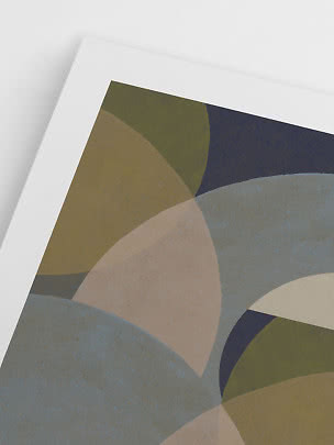 Poster astratto con archi sovrapposti in verde, beige, blu e toni scuri su sfondo bianco