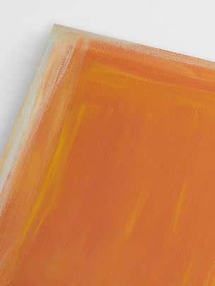 Nærbillede af abstrakt maleri på lærred i orange og gule toner