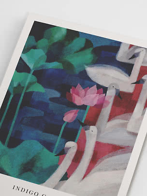Illustriertes Poster mit weißen Schwänen, rosa Lotusblüten und grünen Blättern auf dunkelblauem Grund