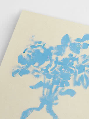Gros plan d’une illustration florale bleue sur papier crème