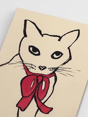 Illustration af hvid kat med rød sløjfe på cremefarvet baggrund