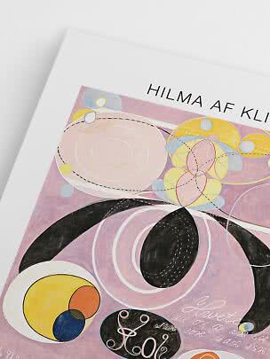 Schuine foto van kunstposter met abstracte cirkels in roze, geel, blauw en zwart en tekst Hilma af Klint