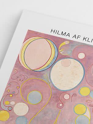 Primo piano di poster d’arte con cerchi astratti rosa, gialli e blu e scritta Hilma af Klint