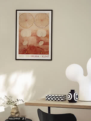 Gerahmtes Hilma af Klint Poster mit abstrakten Kreisformen in Rosatönen an heller Wand