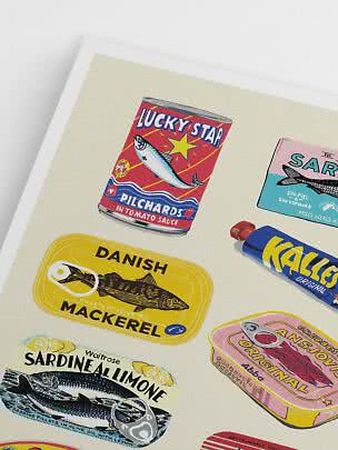 Illustration af farverige dåser og emballager med sardiner og makrel på lys baggrund