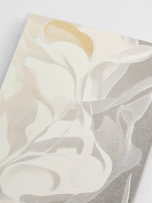 Nærbillede af tapet med abstrakte bølgende linjer i beige, creme og grå toner