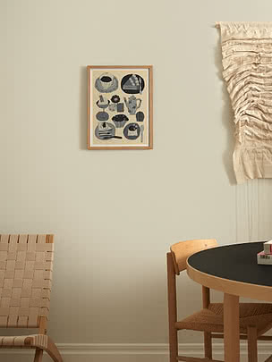 Illustration de cuisine encadrée avec tasses et pâtisseries sur mur clair au-dessus d’une table