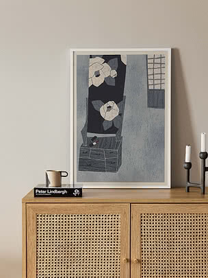 Gerahmter abstrakter Blumendruck mit weißen Blumen auf hellem Holzsideboard