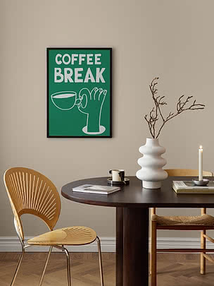 Poster verde incorniciato "Coffee Break" con una mano che regge una tazza su parete beige.