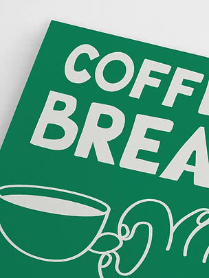 Primo piano di poster verde con scritta bianca "COFFEE BREAK" e semplici illustrazioni di tazze