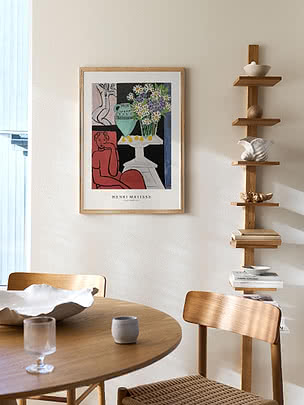 Indrammet Henri Matisse-plakat på lys væg over spisebord i træ