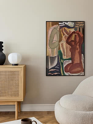 Indrammet abstrakt kunstplakat med figurmotiv på beige væg i moderne stue