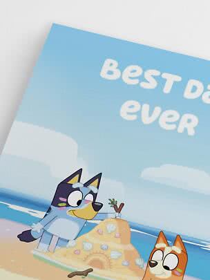 Blaues Poster mit Cartoon-Hunden am Strand und dem Text "Best D... ever"