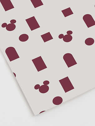 Weißes Blatt mit bordeauxfarbenem geometrischem Muster und Mickey-Köpfen