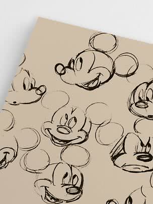 Beige Oberfläche mit schwarzen Skizzen von Mickey-Mouse-Gesichtern mit verschiedenen Ausdrücken