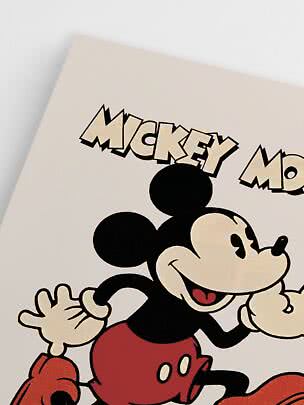 Micky-Maus-Grafik auf weißem Hintergrund mit schwarzem Schriftzug oben