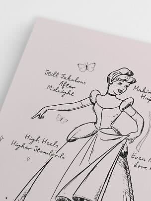 Hellrosa Poster mit schwarzer Linienzeichnung einer Prinzessin, Schmetterlingen und Handschrift