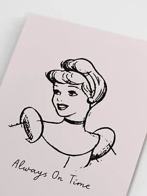 Hellrosa Poster mit schwarzer Linienzeichnung einer Frau und dem Text "Always On Time"
