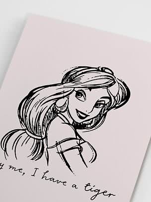 Zwarte lijntekening van een prinses op lichtroze achtergrond met deels handgeschreven tekst onderaan