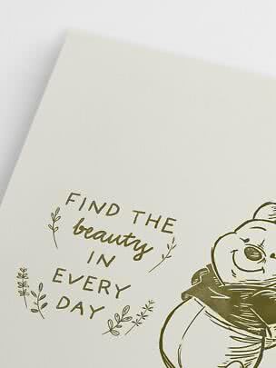 Poster mit dem Text "Find the beauty in every day" und teilweiser Winnie Puuh Illustration