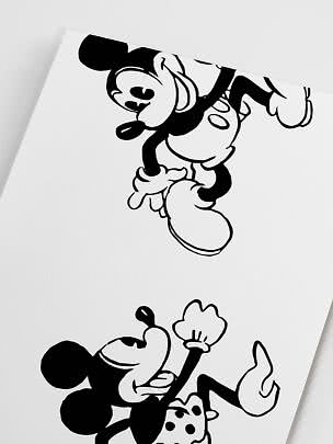 Affiche en noir et blanc avec deux Mickey Mouse classiques sur fond blanc