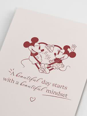 Hellrosa Poster mit Micky und Minnie Maus und Spruch über einen schönen Tag und positives Mindset