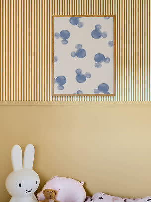 Affiche abstraite encadrée avec cercles bleus sur fond blanc au-dessus d’un lit de chambre d’enfant