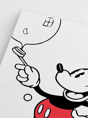 Poster mit Mickey Mouse, die einen Ballon vor weißem Hintergrund hält